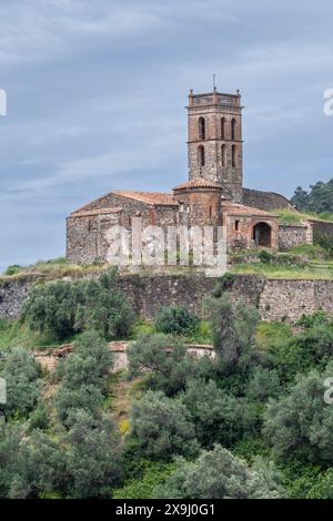 Château d'Almonaster, sur les vestiges d'une basilique wisigothique du 6ème siècle. Banque D'Images