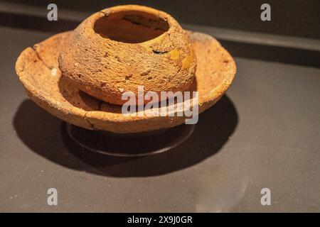 Assiette et bol en céramique, complexe dolmen Los Gabrieles, III BC, Valverde del Camino, Musée Huelva, Huelva, Andalousie, Espagne. Banque D'Images