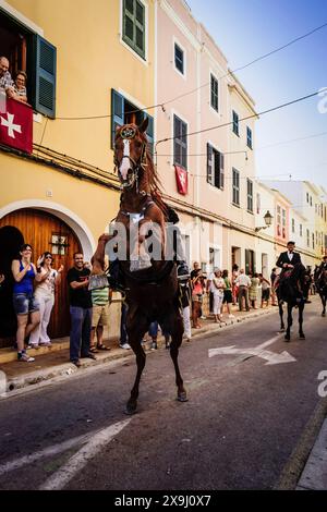 Chevaux dansants, Caragol de Santa Clara, festival de Sant Joan. Ciutadella. Minorque, Îles Baléares, Espagne. Banque D'Images