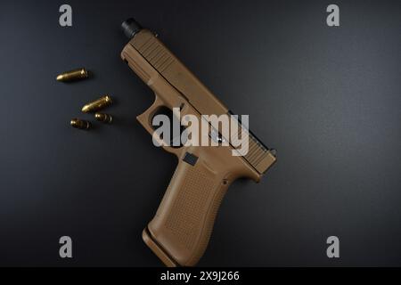 Suppresseur de canon fileté pistolet semi-automatique Glock 19X 9MM Banque D'Images
