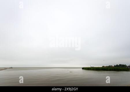 Paysage à la lagune de Curonian par un jour sombre Banque D'Images