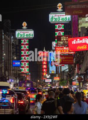 Une photo de la route animée de Yaowarat, dans le Chinatown de Bangkok, la nuit. Banque D'Images