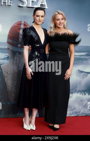 Daisy Ridley et Siobhan-Marie O'Connor assistent à la projection du gala britannique de 'Young Woman and the Sea' au Curzon Mayfair à Londres. (Photo de Fred Duval / SOPA images/SIPA USA) Banque D'Images