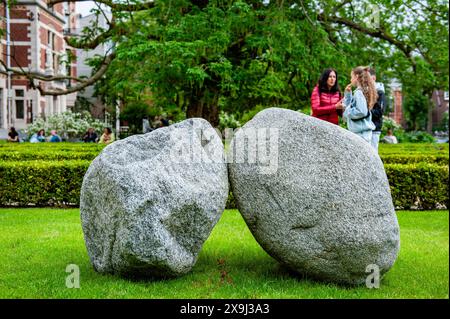 Une des sculptures est vue composée de deux pierres. Pour sa première exposition personnelle aux pays-Bas, l’artiste coréen présente neuf œuvres emblématiques de la série Relatum, sur laquelle il travaille sans relâche depuis les années 70 Les sculptures en pierre et en métal entrent en dialogue avec la nature et l’architecture du bâtiment du musée. Lee Ufan (Corée 1936) travaille au Japon et en France. En plus des sculptures, il réalise également des peintures et est poète et philosophe. Avec ces sculptures, Lee Ufan expérimente ce qu'il décrit comme « l'art de la rencontre ». Les œuvres minimalistes offrent un moment de pois Banque D'Images