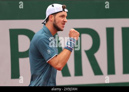 01 juin 2024, France, Paris : Tennis : Grand Chelem/ATP Tour - Open de France, simple masculin, 3ème tour. De Minaur (Australie)- Struff (Allemagne). Jan-Lennard Struff est en fête. Photo : Frank Molter/dpa Banque D'Images