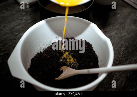 Mélange à gâteau battu dans un bol Banque D'Images