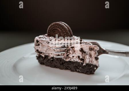 Biscuits et cheesecake à la crème ramassés avec une fourchette Banque D'Images