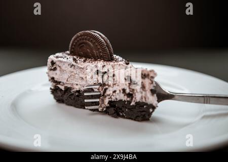 Biscuits et cheesecake à la crème ramassés avec une fourchette Banque D'Images