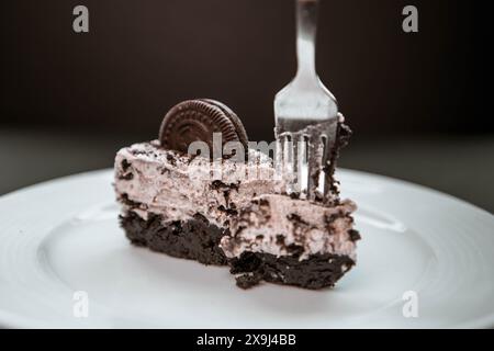 Biscuits et cheesecake à la crème ramassés avec une fourchette Banque D'Images