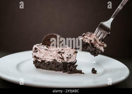 Biscuits et cheesecake à la crème ramassés avec une fourchette Banque D'Images