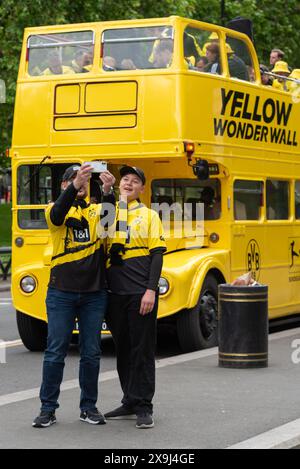 Park Lane, Londres, Royaume-Uni. 1er juin 2024. Le stade de Wembley accueille le match final de l'UEFA Champions League entre le Borussia Dortmund et le Real Madrid dans la soirée, Hyde Park étant désigné comme lieu de rassemblement pour les fans des équipes. Bus Routemaster à toit ouvert avec Yellow Wonder Wall et graphiques BVB Banque D'Images