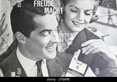 Viersen, Allemagne - 9 mai. 2024 : vieux magazine rétro allemand noir et blanc Muratti cigarettes publicité avec couple heureux de 1962 Banque D'Images