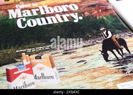 Viersen, Allemagne - 9 mai. 2024 : rétro vieux magazine Marlboro Country cigarettes publicité à partir de 1974 Banque D'Images