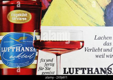 Viersen, Allemagne - 9 mai. 2024 : rétro vieux magazine Lufthansa cocktail publicitaire de 1967 Banque D'Images