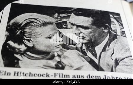 Viersen, Allemagne - 9 mai. 2024 : pour attraper une scène de film de voleur avec Cary Grant et Grace Kelly dans le guide TV allemand de 1969 Banque D'Images