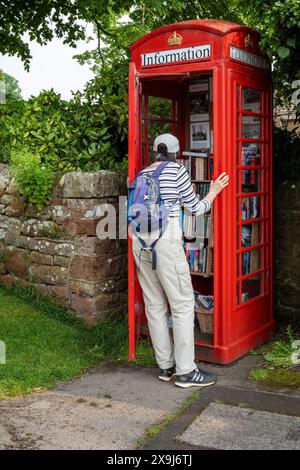 Vérification des livres à la fin d'une promenade, Edenhall, Penrith, Westmorland & Furness, Cumbria, ROYAUME-UNI Banque D'Images