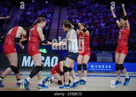 (240601) -- MACAO, 1er juin 2024 (Xinhua) -- les joueuses du Japon célèbrent la victoire après le match préliminaire entre le Japon et la République dominicaine à la Ligue des Nations féminines de volleyball 2024 Macao à Macao, dans le sud de la Chine, le 1er juin 2024. (Xinhua/lui Sui Wai) Banque D'Images