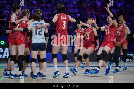 (240601) -- MACAO, 1er juin 2024 (Xinhua) -- les joueuses du Japon célèbrent la victoire après le match préliminaire entre le Japon et la République dominicaine à la Ligue des Nations féminines de volleyball 2024 Macao à Macao, dans le sud de la Chine, le 1er juin 2024. (Xinhua/lui Sui Wai) Banque D'Images