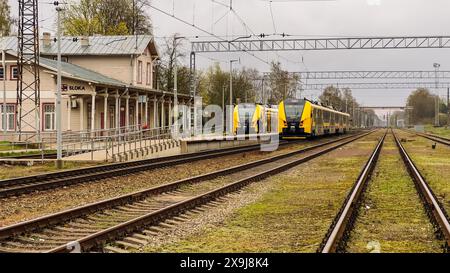 Jurmala, Lettonie - 25 04 2024 : deux nouveaux trains VIVI attendent des passagers à la gare de Sloka. Banque D'Images