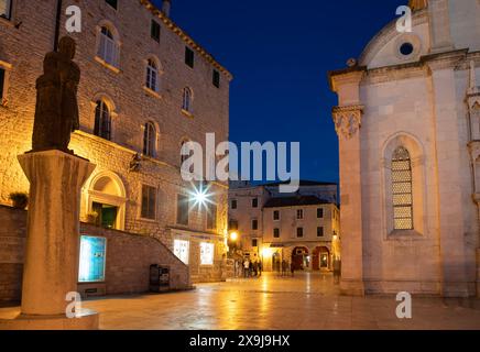 Sibenik, Croatie, 21 mai 2024 : vue de la ville historique de Sibenik avec la cathédrale St James dans la soirée Banque D'Images