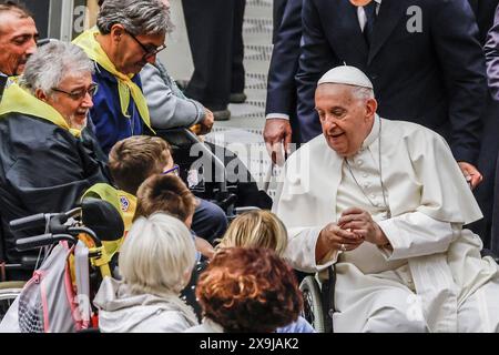 Cité du Vatican, Vatican, 1er juin 2024. Le Pape François salue les membres des associations ouvrières chrétiennes italiennes (ACLI) dans la salle Paul VI. Banque D'Images