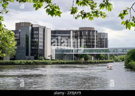Fluss Ill, Europäisches Parlament, Gebäude Winston Churchill, Avenue du President Robert Schumann, Straßburg, Département Bas-Rhin, Frankreich Banque D'Images