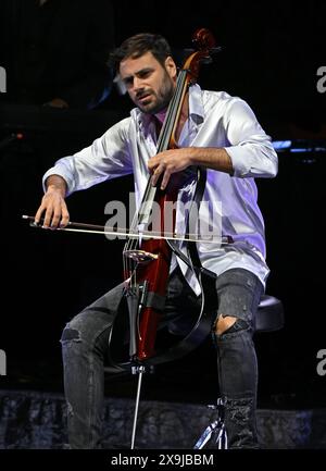 HOLLYWOOD FL - MAI 31 : Hauser se produit pendant Rebel avec une tournée de violoncelle au Hard Rock Live au Seminole Hard Rock Hotel & Casino le 31 mai 2024 à Hollywood, en Floride. Crédit : mpi04/MediaPunch crédit : MediaPunch Inc/Alamy Live News Banque D'Images