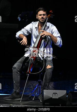 HOLLYWOOD FL - MAI 31 : Hauser se produit pendant Rebel avec une tournée de violoncelle au Hard Rock Live au Seminole Hard Rock Hotel & Casino le 31 mai 2024 à Hollywood, en Floride. Crédit : mpi04/MediaPunch crédit : MediaPunch Inc/Alamy Live News Banque D'Images