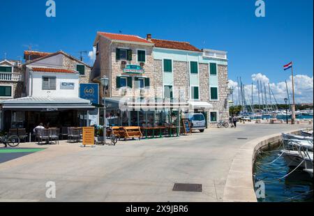 Vodice, Croatie, 24 mai 2024 : restaurants le long de la promenade dans la station balnéaire populaire de Vodice Banque D'Images