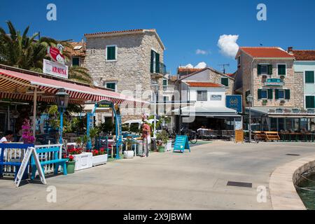 Vodice, Croatie, 24 mai 2024 : restaurants sur la place dans la station balnéaire populaire de Vodice Banque D'Images