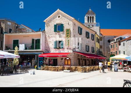 Vodice, Croatie, 24 mai 2024 : restaurants sur la place dans la station balnéaire populaire de Vodice Banque D'Images