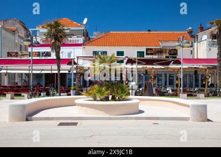 Vodice, Croatie, 24 mai 2024 : restaurants sur la place dans la station balnéaire populaire de Vodice Banque D'Images