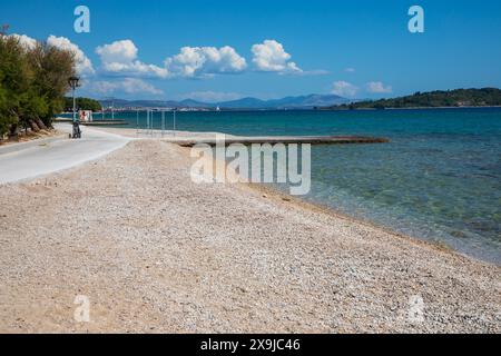 Vodice, Croatie, 24 mai 2024 : longue plage de galets dans la station balnéaire populaire de Vodice Banque D'Images