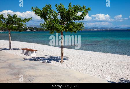 Longue plage de galets dans la station balnéaire populaire de Vodice, Croatie Banque D'Images