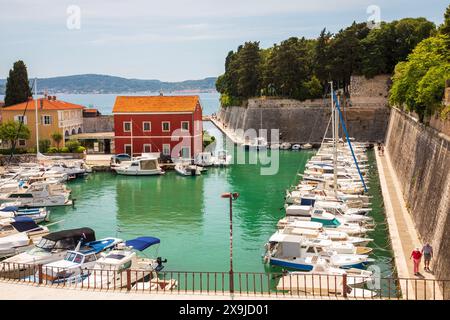 Zadar, Croatie- 27 mai 2024 : petite baie de Fosa à Zadar avec bateaux et yachts Banque D'Images