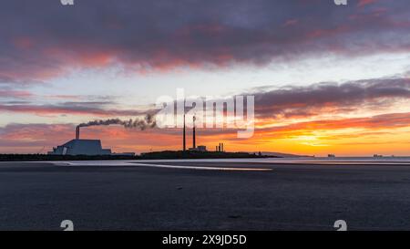 Ciel du lever du soleil sur Sandymount Strand avec marée basse Banque D'Images