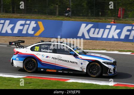 Colin Turkington - Team BMW - au volant de la BMW 330e M Sport numéro 20 dans la Kwik Fit BTCC 2024 à Brands Hatch en mai 2024 Banque D'Images