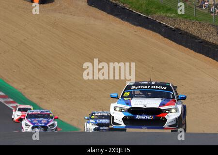 Colin Turkington - Team BMW - au volant de la BMW 330e M Sport numéro 20 dans la Kwik Fit BTCC 2024 à Brands Hatch en mai 2024 Banque D'Images