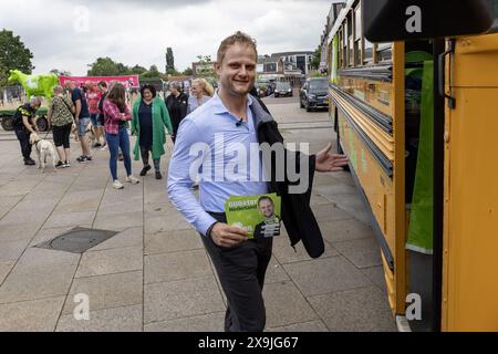 HOLTEN - le chef du parti BBB Sander Smit monte dans le bus de la campagne après une réunion de flyer dans le cadre de la campagne à l'approche des élections européennes. ANP VINCENT JANNINK pays-bas OUT - belgique OUT Banque D'Images