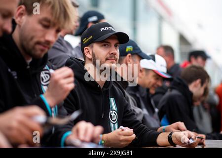 Fabian Vettel (Doerr Motorsport, KTM X-Bow GT2, SP11, #55) und Team schreiben Autogramme, GER, 52. ADAC Ravenol 24h Nuerburgring, 24 Stunden Rennen Qualifikation, 31.05.2023 Foto : Eibner-Pressefoto/Michael Memmler Banque D'Images