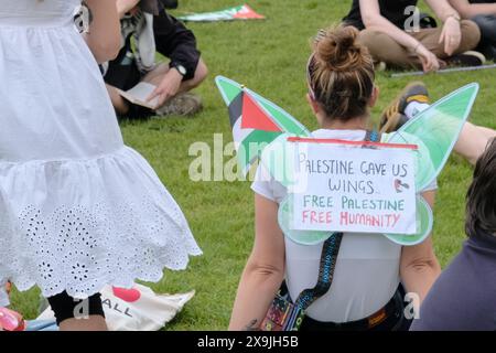 Bristol, Royaume-Uni. 1er juin 2024. Les gens se rassemblent sur College Green dans le centre de Bristol pour protester contre le conflit israélo-palestinien à Gaza. Crédit : JMF News/Alamy Live News Banque D'Images