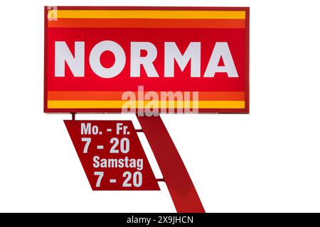 Werbeschild Firma Norma Firmenschild und Werbeschild der Firma Norma , isoliert über weißem Hintergrund *** panneau publicitaire de la société Norma panneau publicitaire de la société et panneau publicitaire de la société Norma, isolés sur fond blanc Banque D'Images