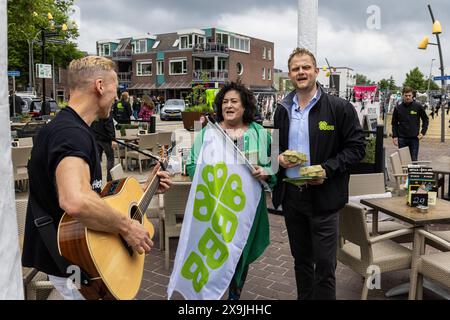 HOLTEN - leader de la liste Sander Smit, Caroline van der Plas de BBB chantent avec une chanson lors d'une réunion de flyer sur la place du village à Holten dans le cadre de la campagne à l'approche des élections européennes. ANP VINCENT JANNINK pays-bas OUT - belgique OUT Banque D'Images