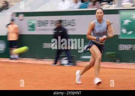 (240601) -- PARIS, 1er juin 2024 (Xinhua) -- Zheng Qinwen, de Chine, revient à Elina Avanesyan, de Russie, lors du match de troisième tour féminin de l'Open de France de tennis à Roland Garros, en France, le 1er juin 2024. (Xinhua/Meng Dingbo) Banque D'Images