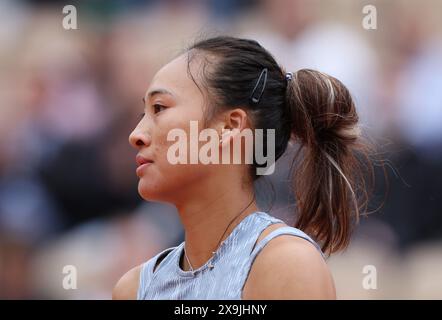 (240601) -- PARIS, 1er juin 2024 (Xinhua) -- Zheng Qinwen, de Chine, réagit en affrontant Elina Avanesyan, de Russie, lors du match de troisième tour féminin de l'Open de France de tennis à Roland Garros, en France, le 1er juin 2024. (Xinhua/Gao Jing) Banque D'Images