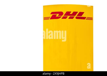 Firma DHL Firmenschild und Werbeschild der Firma DHL, isoliert über weißem Hintergrund *** panneau d'entreprise DHL et panneau publicitaire DHL, isolés sur fond blanc Banque D'Images