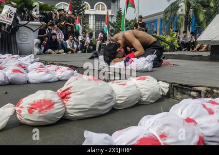 Le drame théâtral « tous les yeux sur Rafah » lors d’une manifestation pro-palestinienne à Bogor, Java occidental, Indonésie, le 1er juin 2024 Banque D'Images