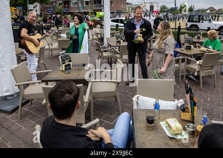 HOLTEN - leader de la liste Sander Smit, Caroline van der Plas (g-d) de BBB lors d'une réunion sur la place du village à Holten dans le cadre de la campagne en vue des élections européennes. ANP VINCENT JANNINK pays-bas OUT - belgique OUT Banque D'Images