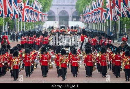 Mémorial de la Reine Victoria, Londres, Royaume-Uni. 1er juin 2024. La revue du Major général sur le Trooping of the Colour pour le défilé d’anniversaire du roi a lieu. Cette répétition est la première de deux revues formelles en uniforme complet des troupes et des chevaux avant de défiler pour la parade officielle d’anniversaire de SM le Roi le 15 juin. Les soldats sont inspectés par le major-général James Bowder OBE, le major-général commandant la division des ménages. Massed Guards Band marche le long du Mall jusqu'au palais de Buckingham après la revue à Horse Guards Parade. Crédit : Malcolm Park/Alamy Live News Banque D'Images