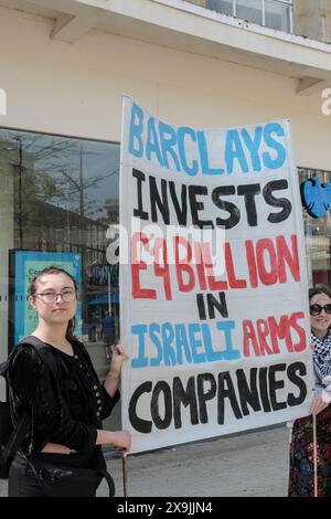 Bristol, Royaume-Uni. 1er juin 2024. Une manifestation pro-Palestine contre Barclays Bank qui investit dans des sociétés d’armement qui fournissent des armes militaires à Israël. Les manifestants veulent que les gens boycottent Barclays jusqu'à ce qu'il mette fin à ses liens financiers avec Israël. Crédit : JMF News/Alamy Live News Banque D'Images